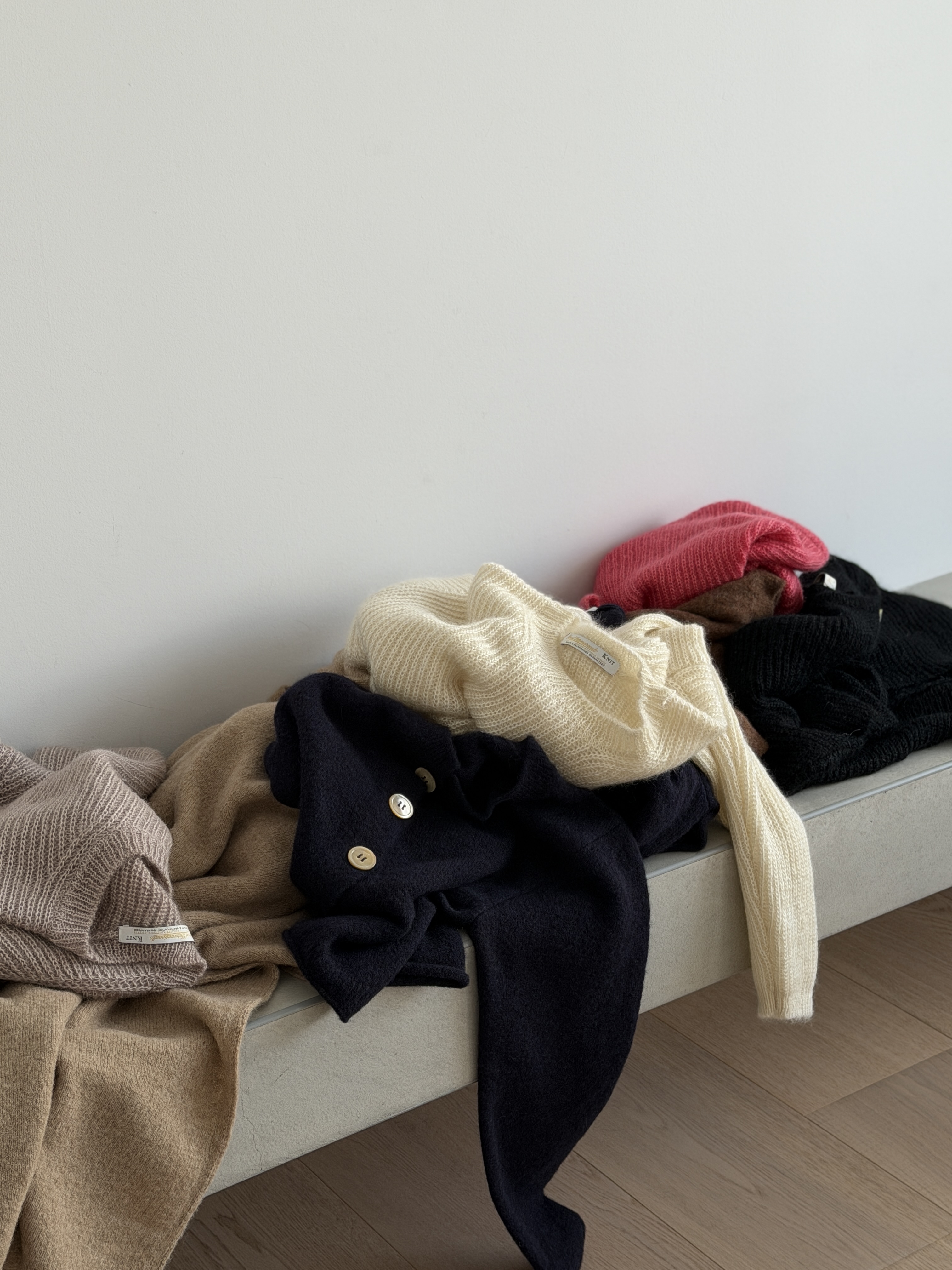 静かな光とぬくもりをまとう冬のニット