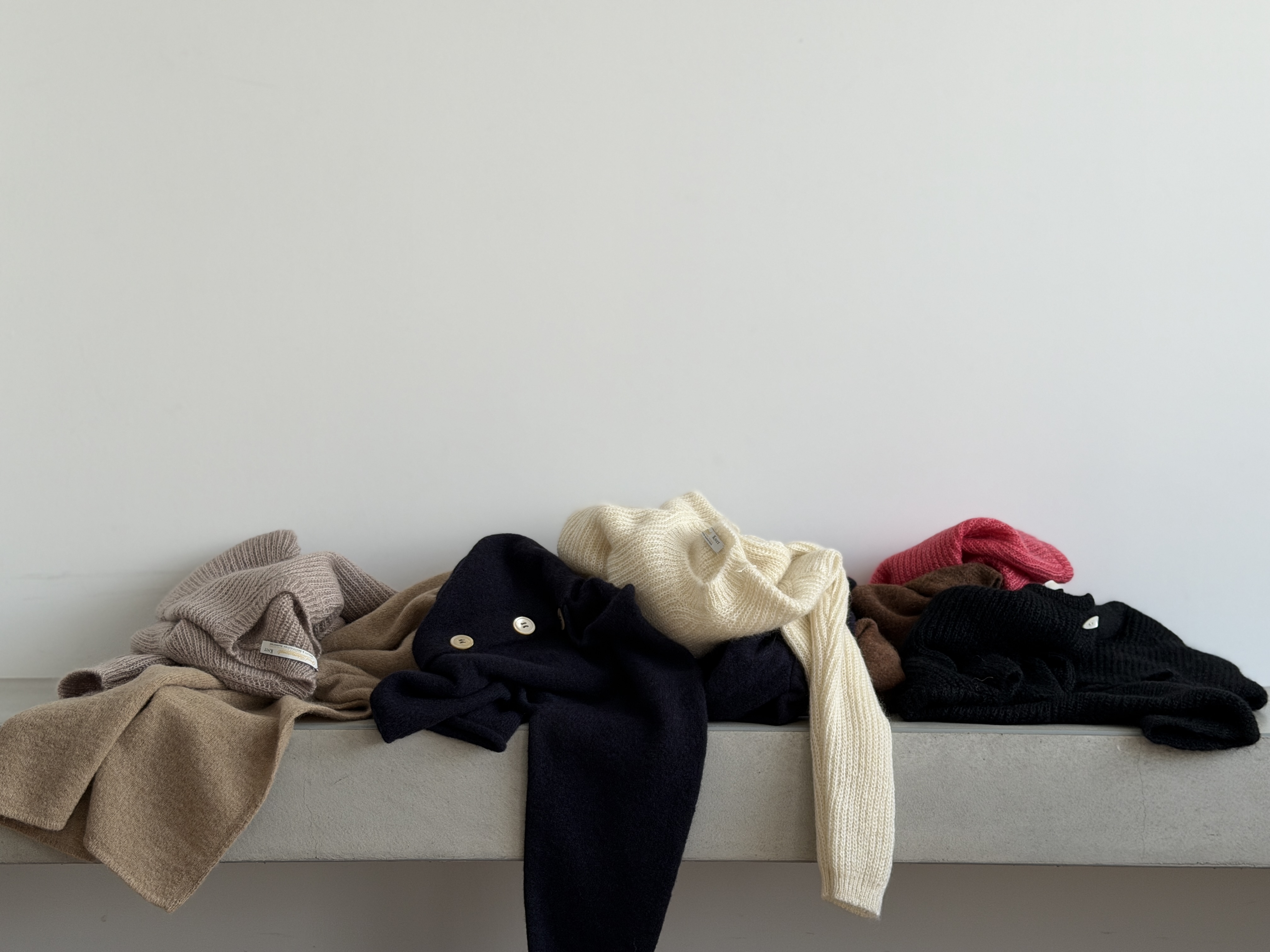 静かな光とぬくもりをまとう冬のニット